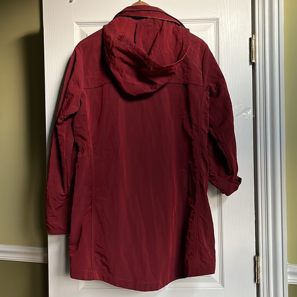 Water repellent spring/ fall maroon coat with golden buttons size M. - Picture 4 of 6